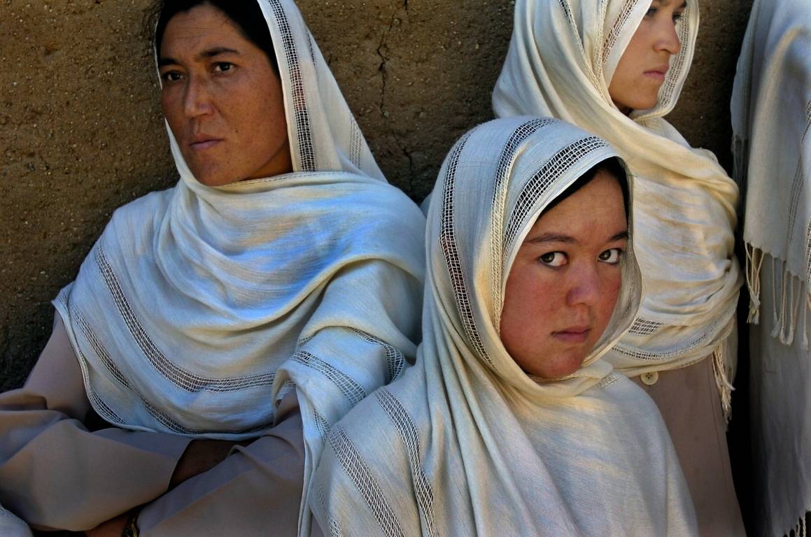 Kvinners og jenters liv har blitt snudd på hodet i Afghanistan. Jenter er ekskludert fra videregående skole og fra studier. Her er tre jordmorsstudenter i Nili før Taliban kom tilbake til makten. Foto: Eric Kanalstein.